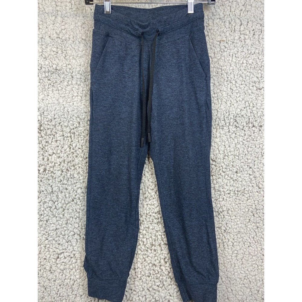 Lululemon dark blue Capri short Joggers with pockets elastic waist logo   size 2